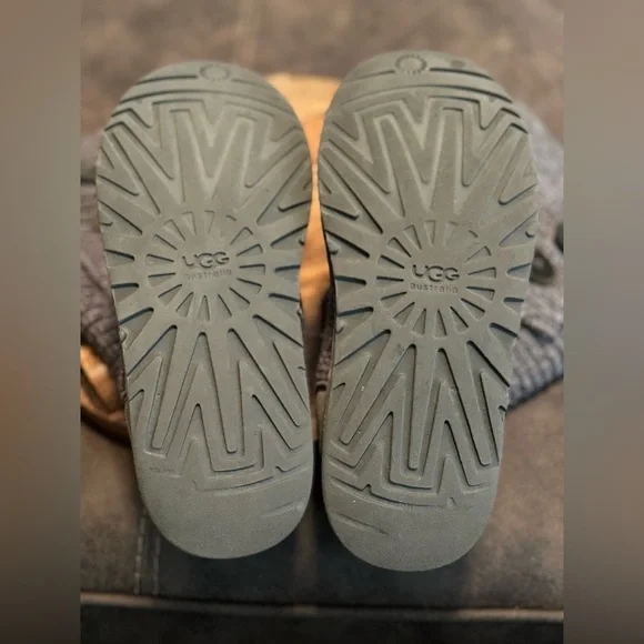 UGG Cardy Boots - Picture 4 of 4